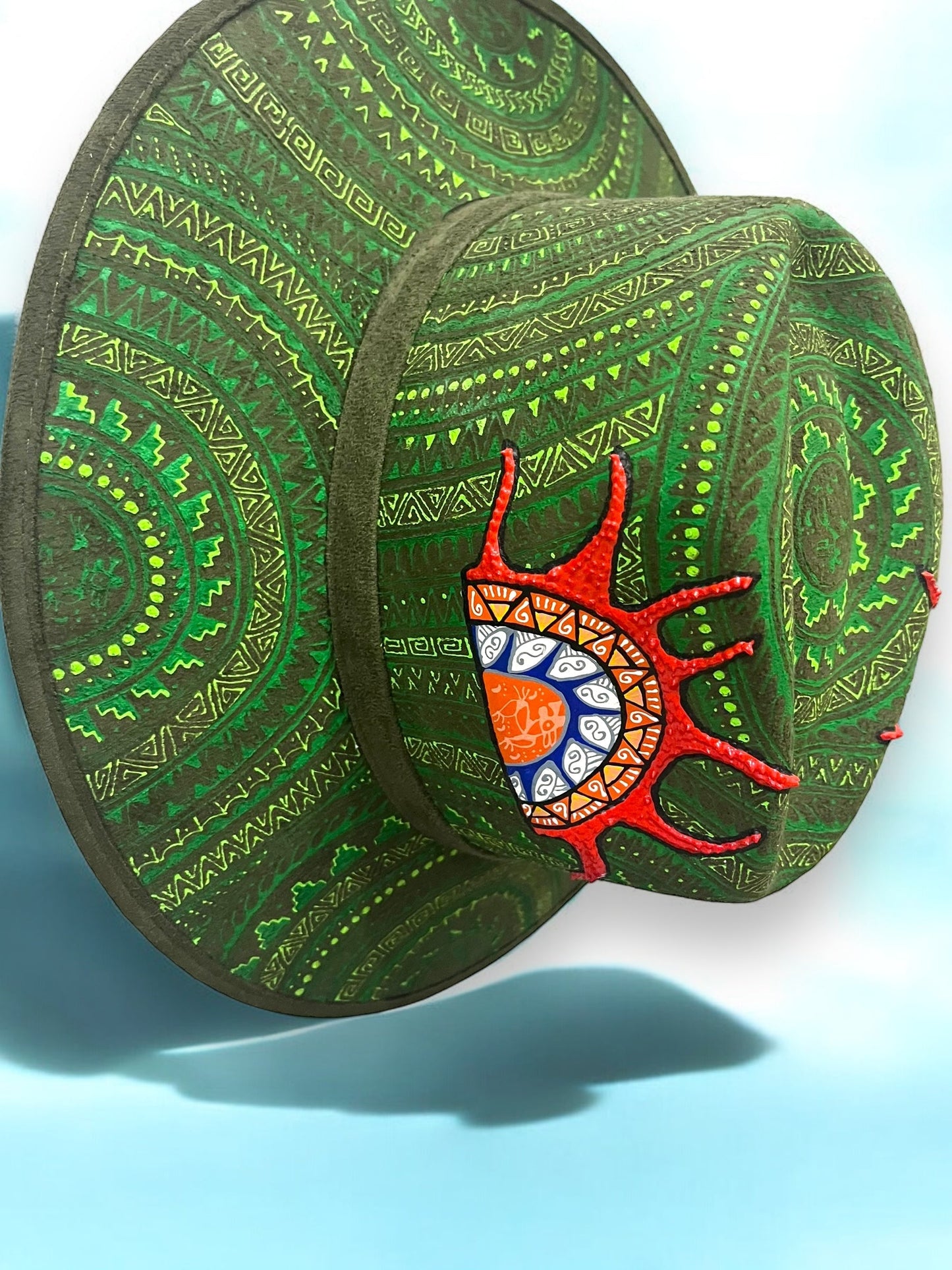 Sombrero Artesanal de Barro Negro con Diseños Geométricos en Verde y Rojo
