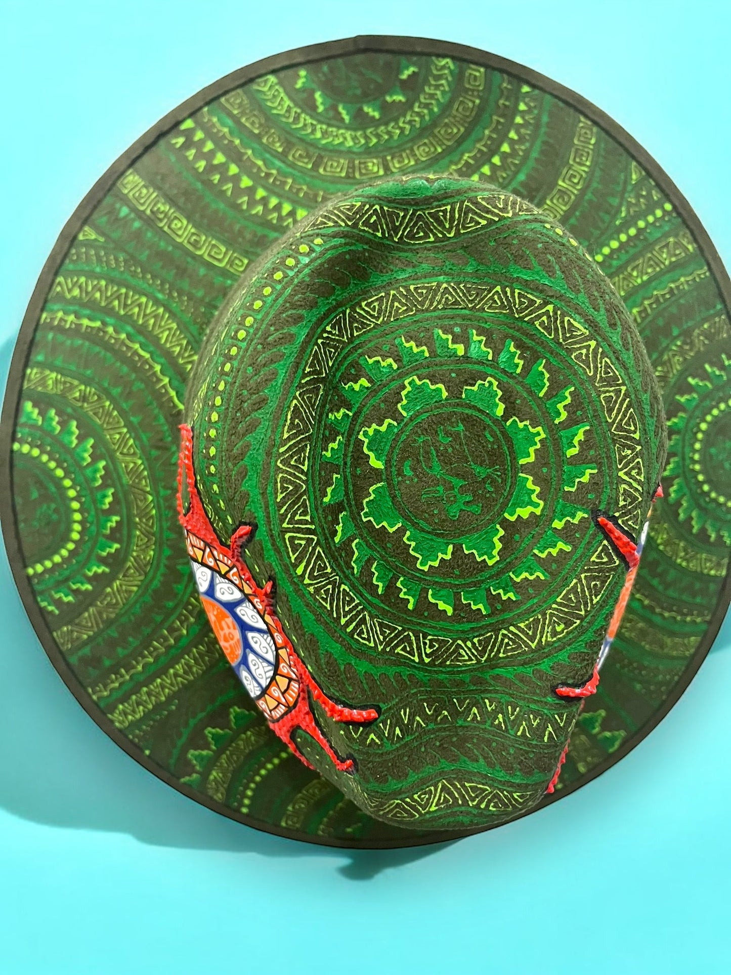 Sombrero Artesanal de Barro Negro con Diseños Geométricos en Verde y Rojo