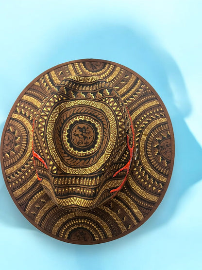 Sombrero Artesanal Marrón con Detalles Geométricos Dorados