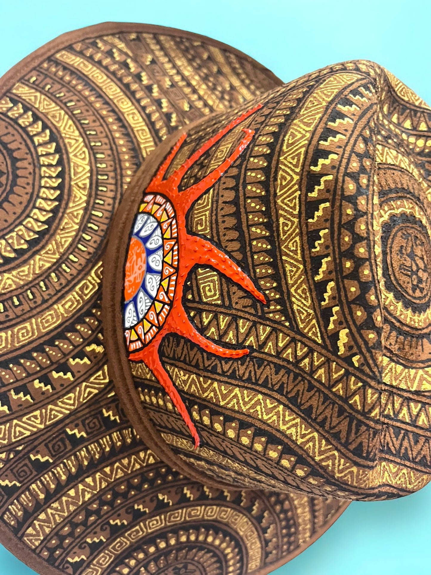 Sombrero Artesanal Marrón con Detalles Geométricos Dorados