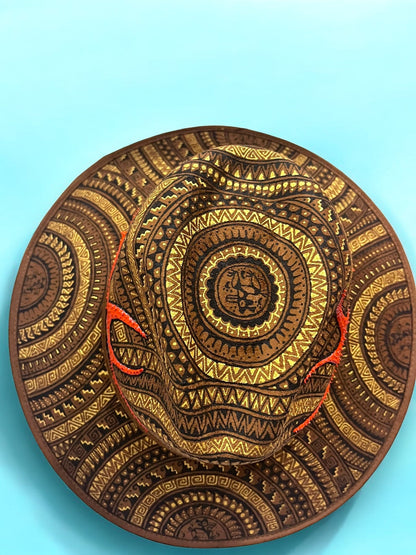 Sombrero Artesanal Marrón con Detalles Geométricos Dorados