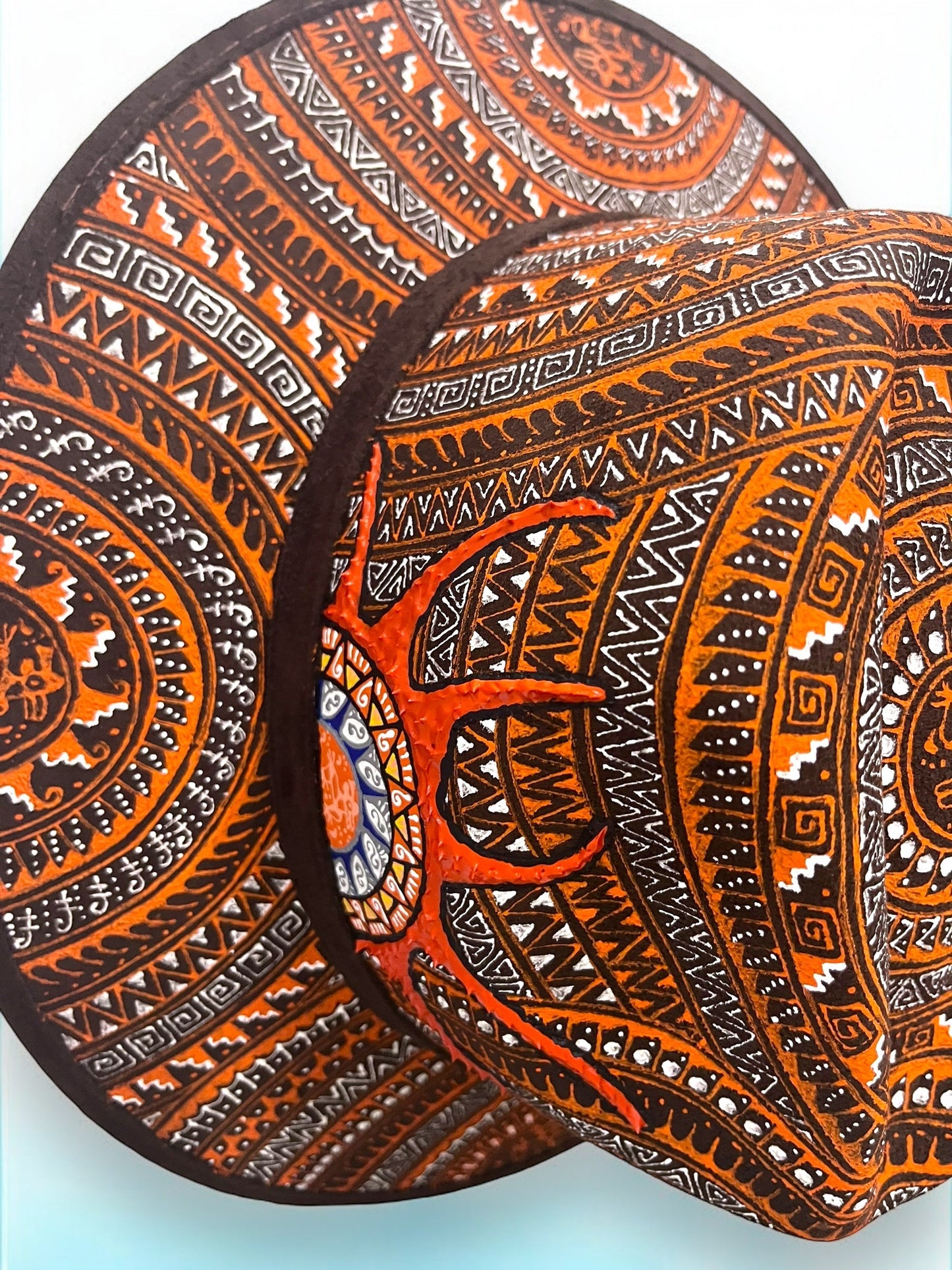 Sombrero Artesanal con Diseño Étnico en Naranja y Negro