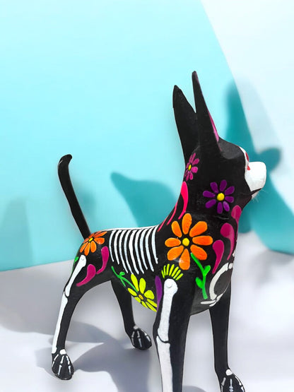 Figura Artesanal de Xoloitzcuintle Decorada al Estilo Día de Muertos con Gafas de Sol