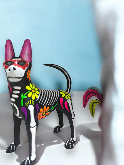 Figura Artesanal de Xoloitzcuintle Decorada al Estilo Día de Muertos con Gafas de Sol