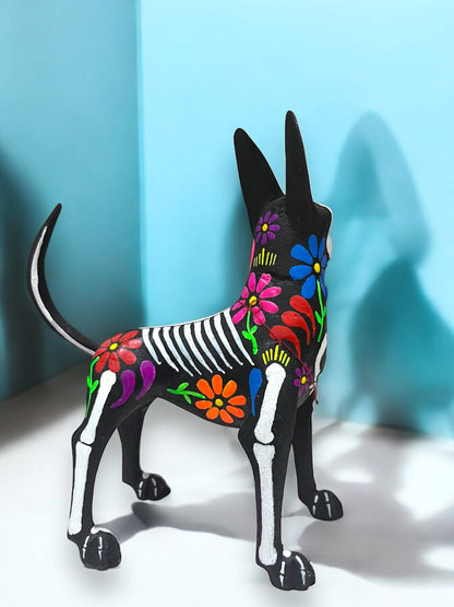 Figura Artesanal de Xoloitzcuintle Decorada al Estilo Día de Muertos