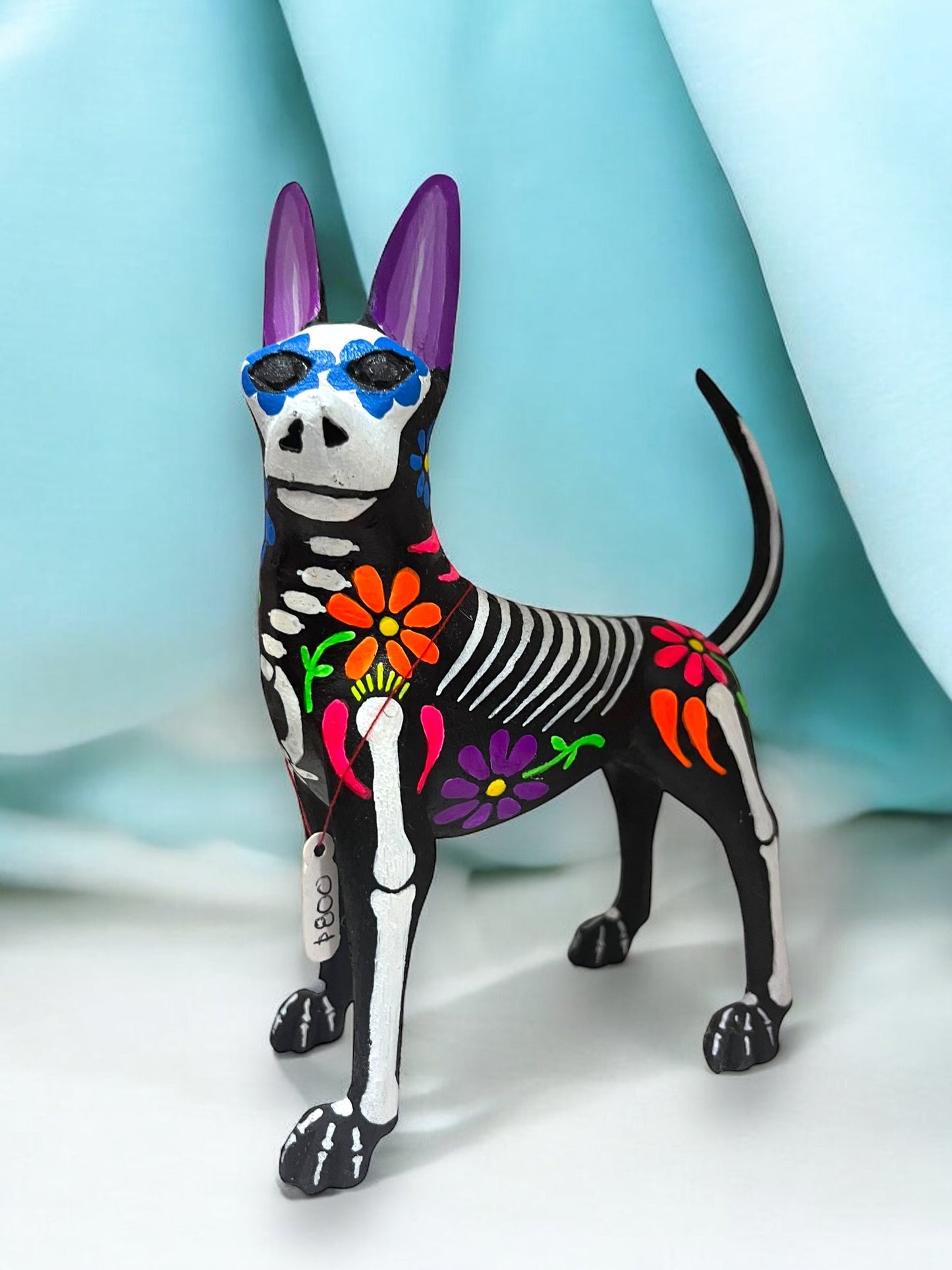 Figura Artesanal de Xoloitzcuintle Decorada al Estilo Día de Muertos