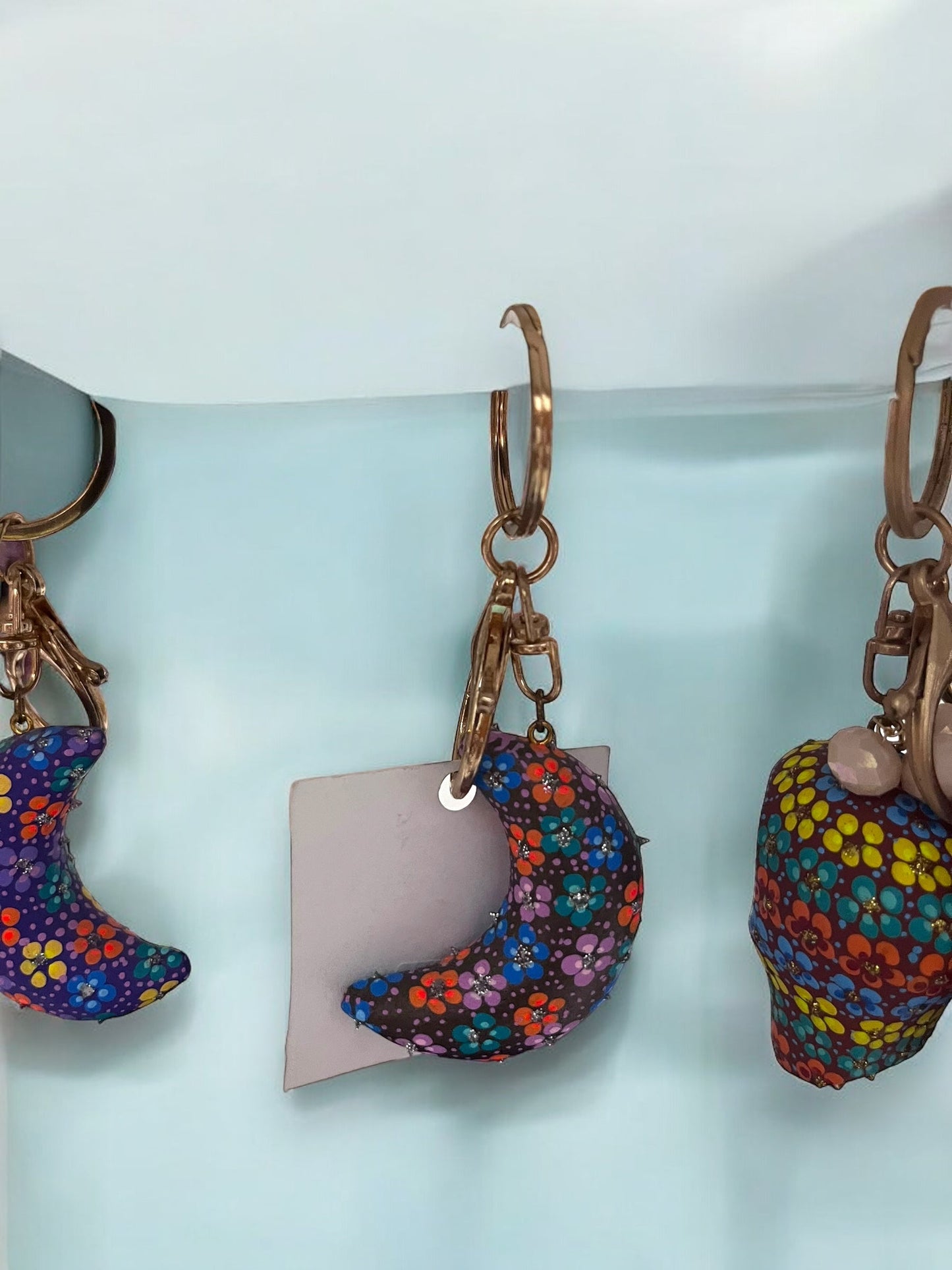 Llavero Artesanal de Luna Floral Detallada