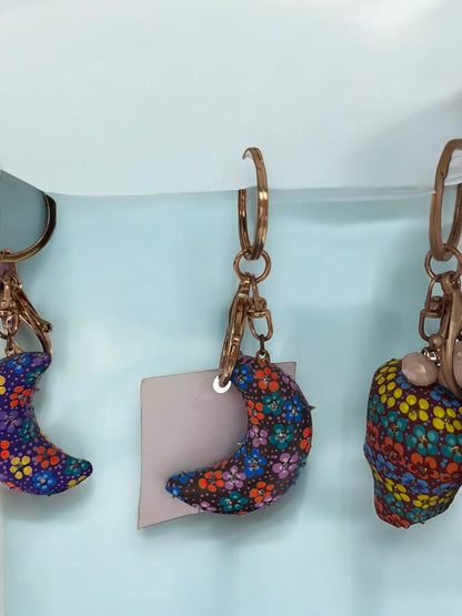 Llavero Artesanal de Luna Floral Detallada