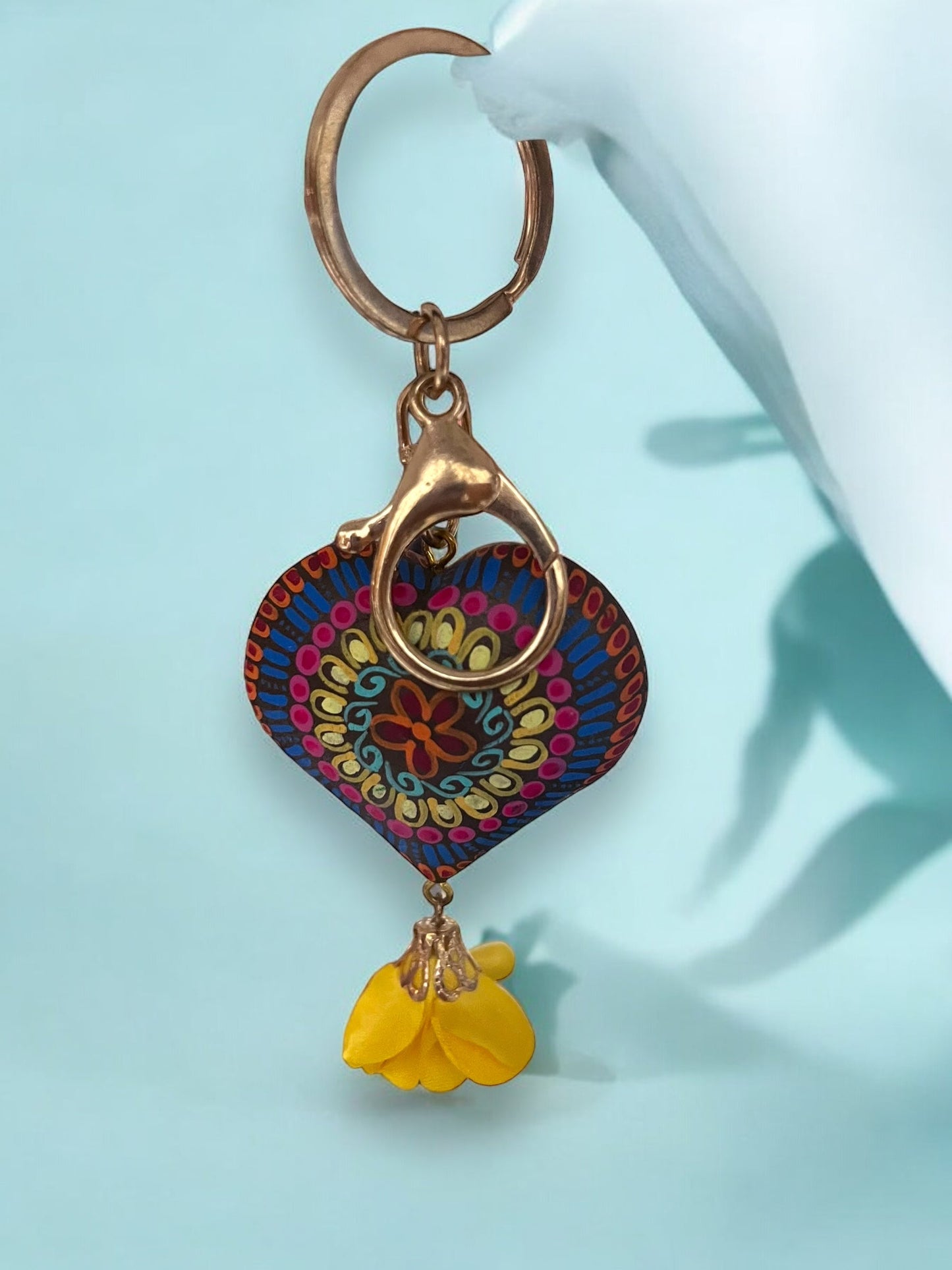 Llavero Artesanal en Forma de Corazón con Flor Colgante