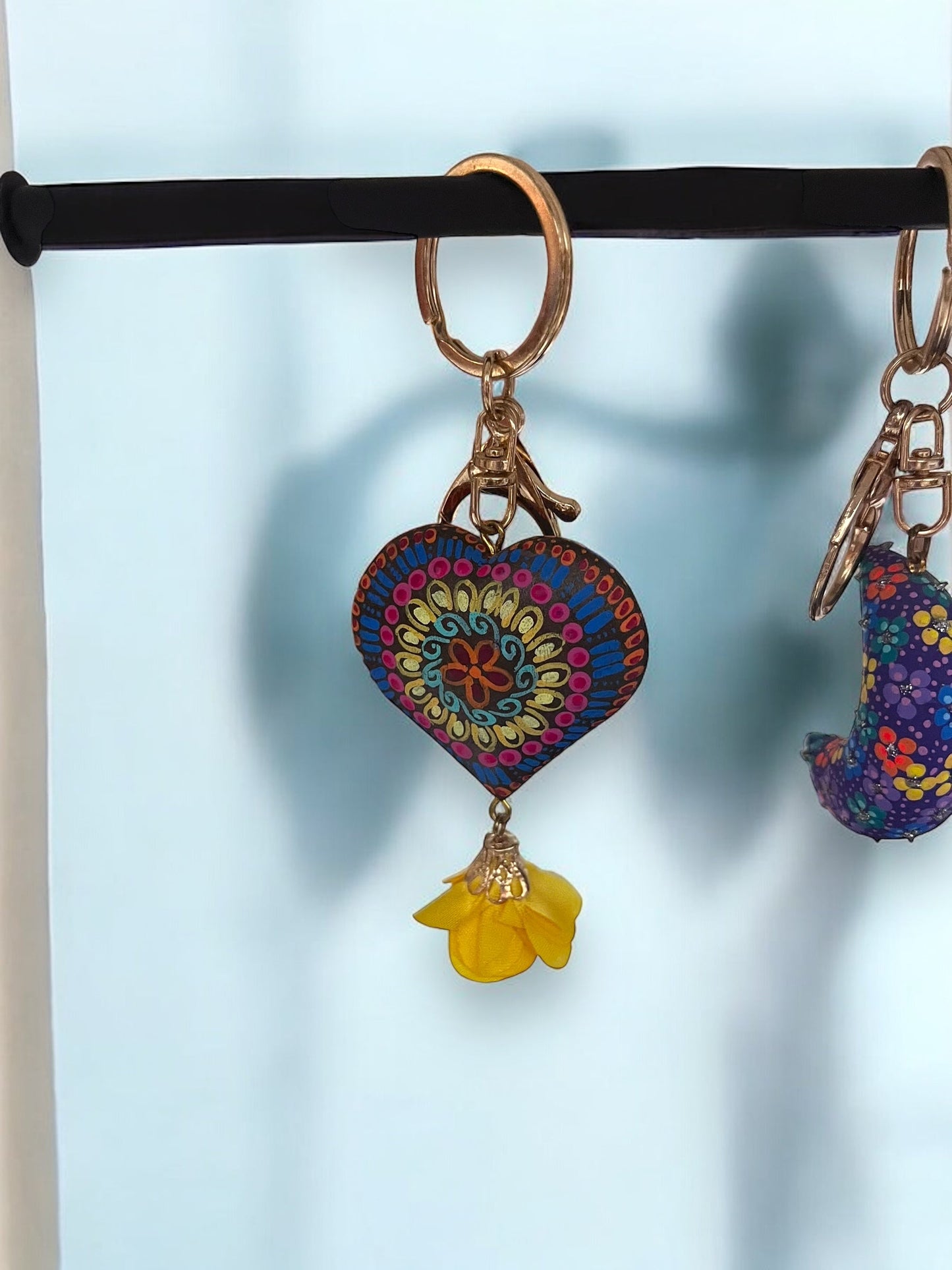 Llavero Artesanal en Forma de Corazón con Flor Colgante
