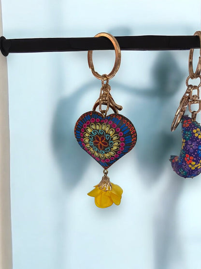 Llavero Artesanal en Forma de Corazón con Flor Colgante