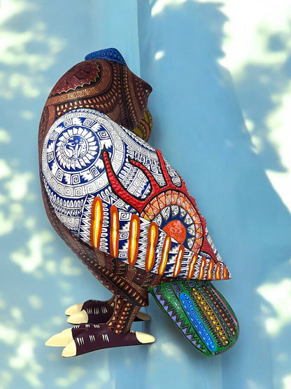 Figura Artesanal de Águila Decorada con Detalles Geométricos y Colores Vibrantes