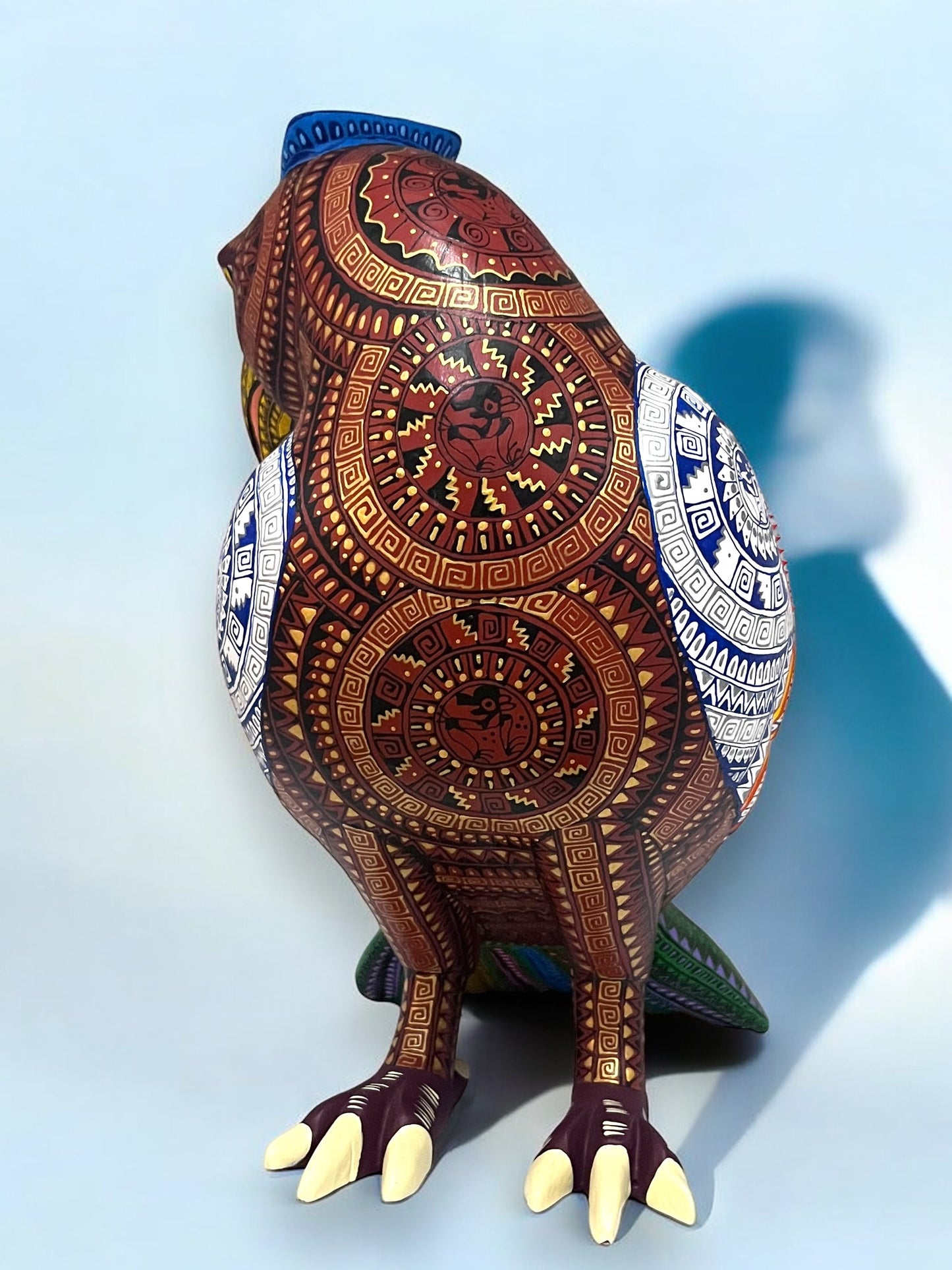 Figura Artesanal de Águila Decorada con Detalles Geométricos y Colores Vibrantes