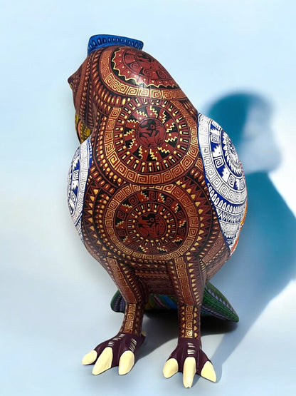 Figura Artesanal de Águila Decorada con Detalles Geométricos y Colores Vibrantes