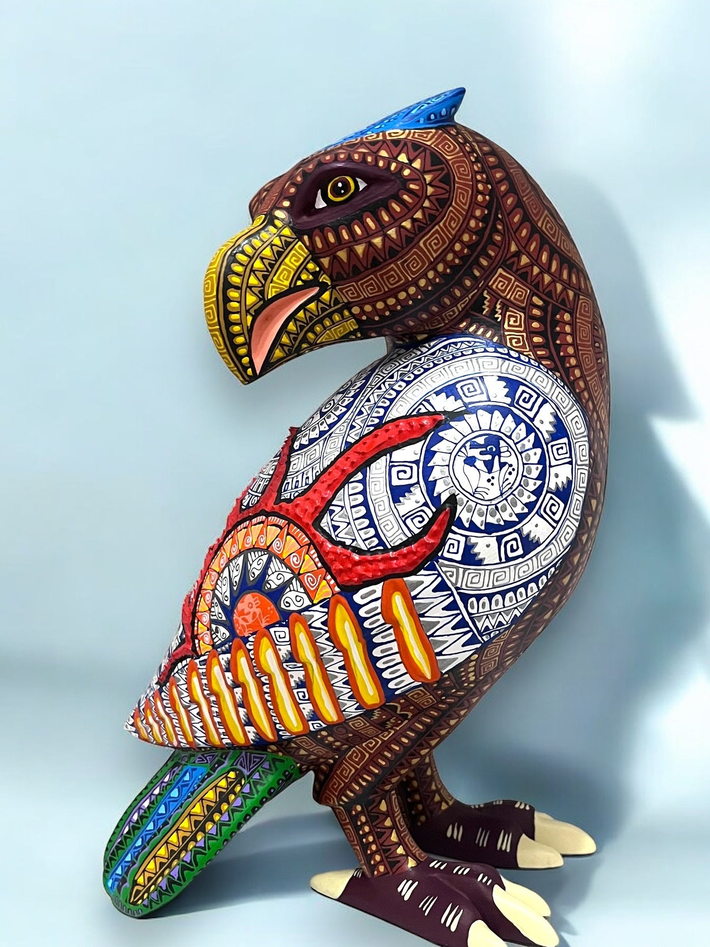 Figura Artesanal de Águila Decorada con Detalles Geométricos y Colores Vibrantes