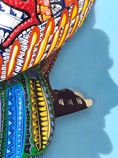 Figura Artesanal de Águila Decorada con Detalles Geométricos y Colores Vibrantes
