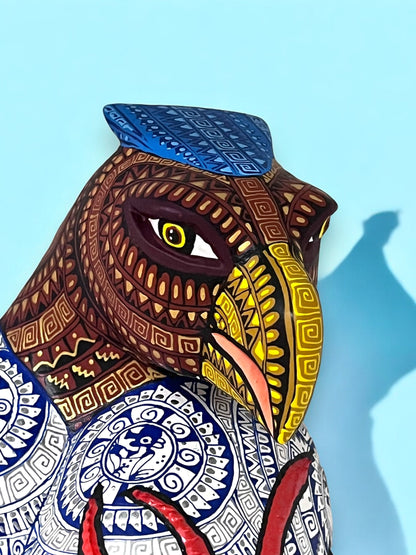 Figura Artesanal de Águila Decorada con Detalles Geométricos y Colores Vibrantes