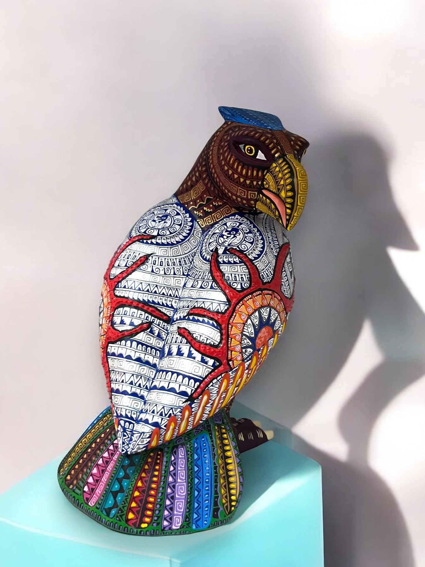 Figura Artesanal de Águila Decorada con Detalles Geométricos y Colores Vibrantes