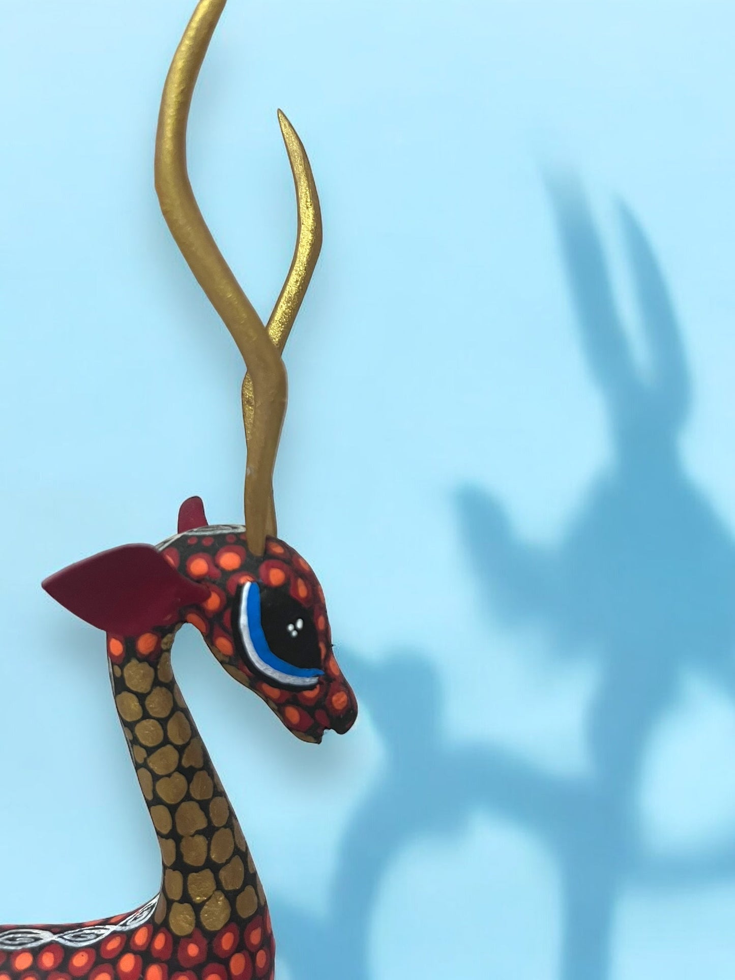 Alebrije Gacela con Diseño de Puntos Naranjas y Dorados