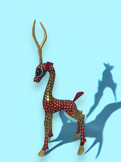 Alebrije Gacela con Diseño de Puntos Naranjas y Dorados