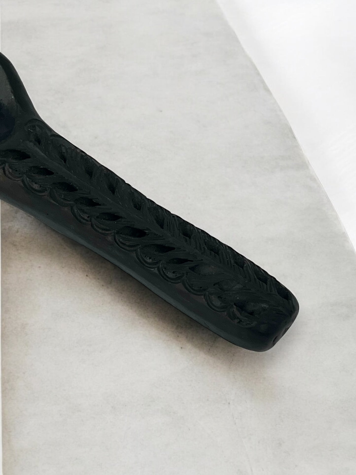 Cuchara de Barro Negro con Detalles Tallados