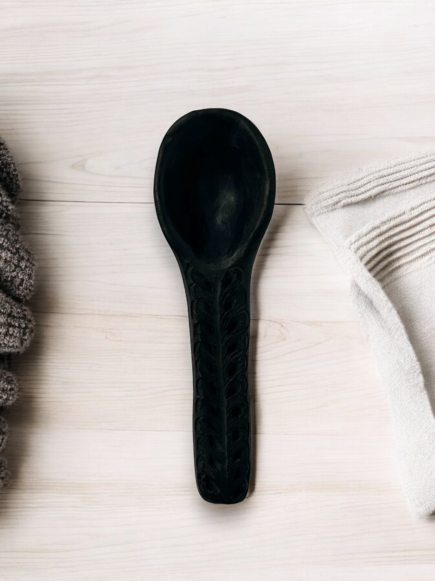Cuchara de Barro Negro con Detalles Tallados
