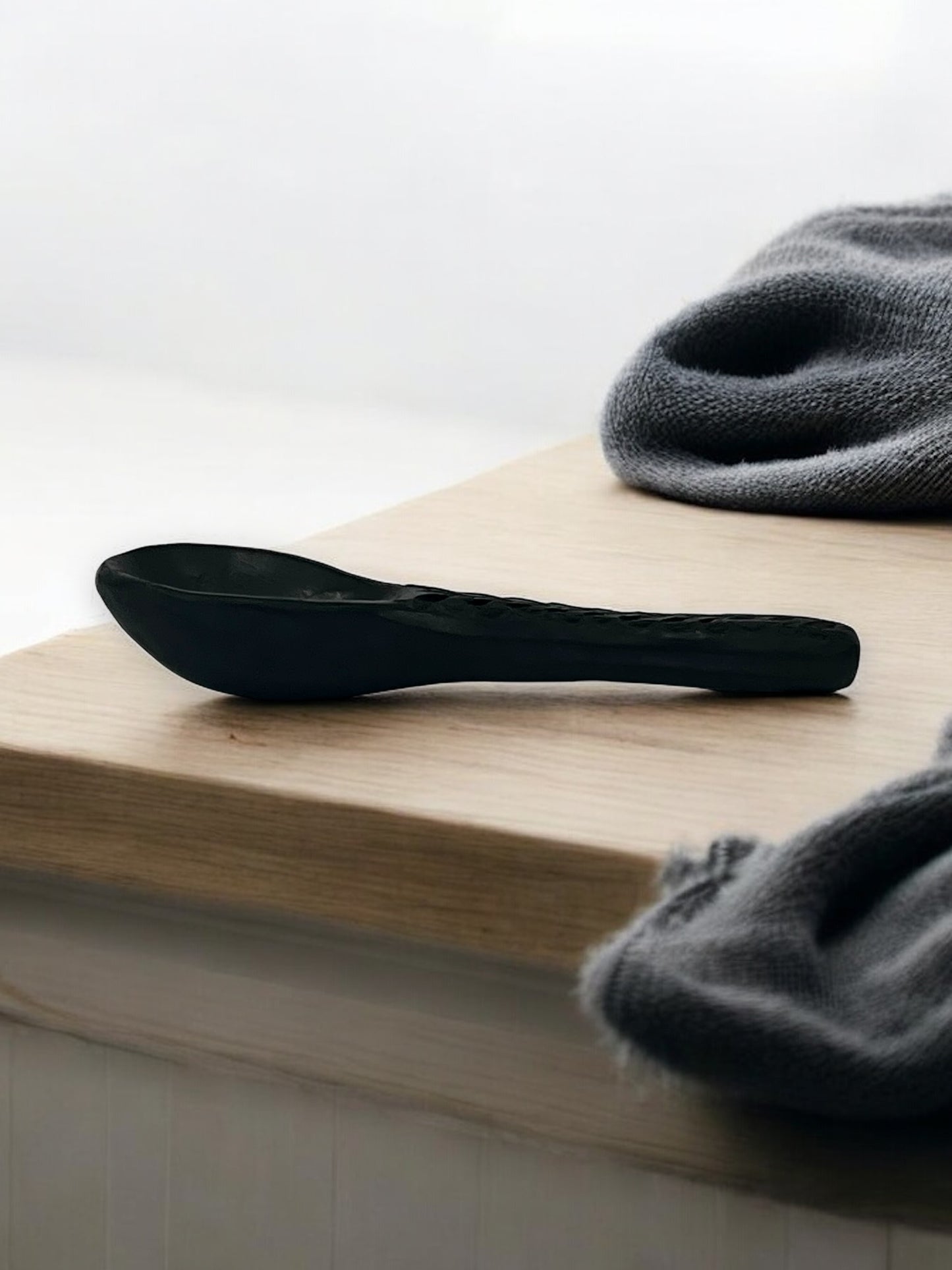 Cuchara de Barro Negro con Detalles Tallados