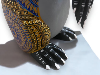 Figura Artesanal de Nutria con Detalles Geométricos y Colores Vibrantes