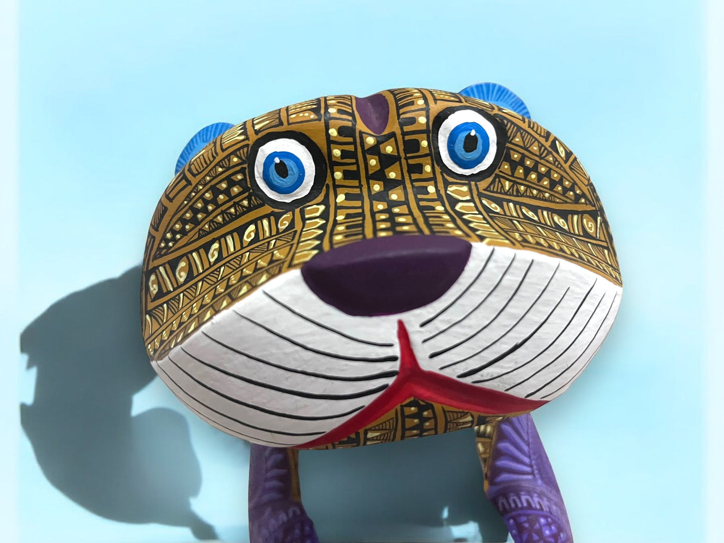 Figura Artesanal de Nutria con Detalles Geométricos y Colores Vibrantes