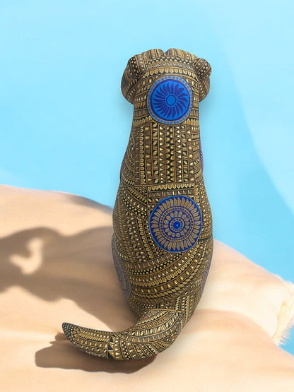 Figura Artesanal de Nutria con Detalles Geométricos y Colores Vibrantes