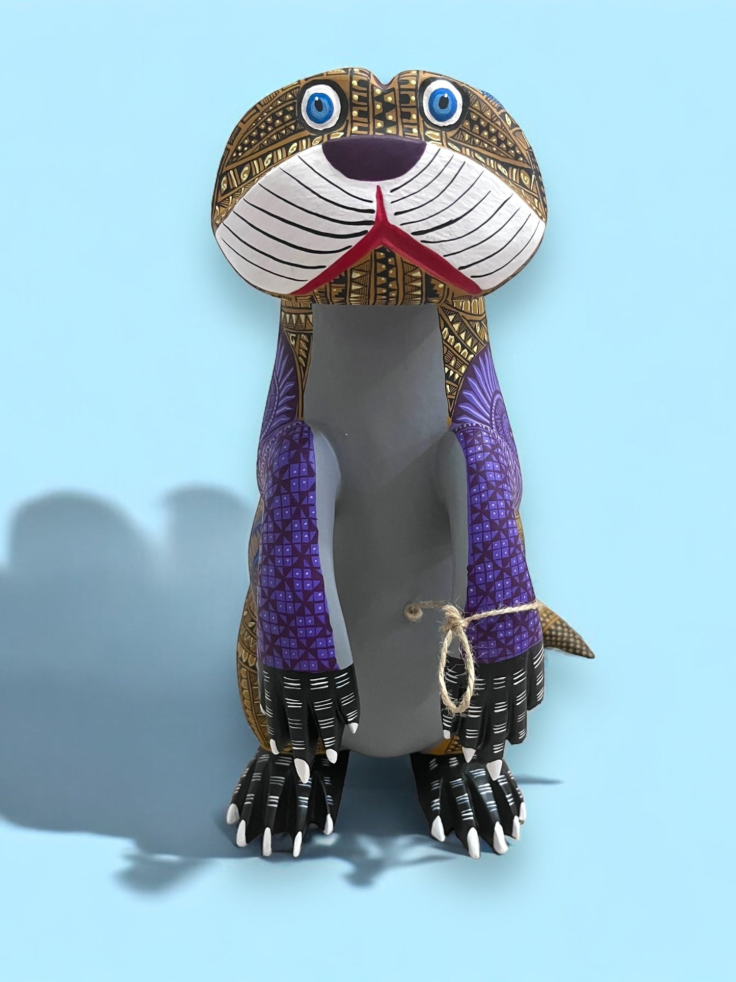 Figura Artesanal de Nutria con Detalles Geométricos y Colores Vibrantes