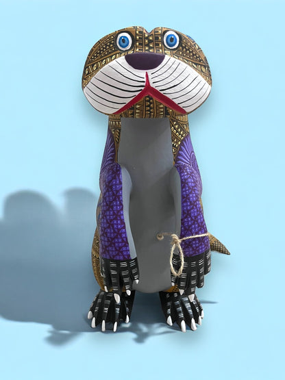 Figura Artesanal de Nutria con Detalles Geométricos y Colores Vibrantes