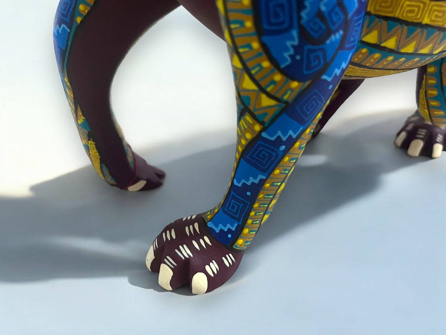 Figura Artesanal de Nutria con Detalles Geométricos y Colores Vibrantes