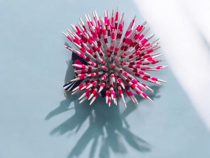 Figura Artesanal de Puercoespín con Plumaje color rojo