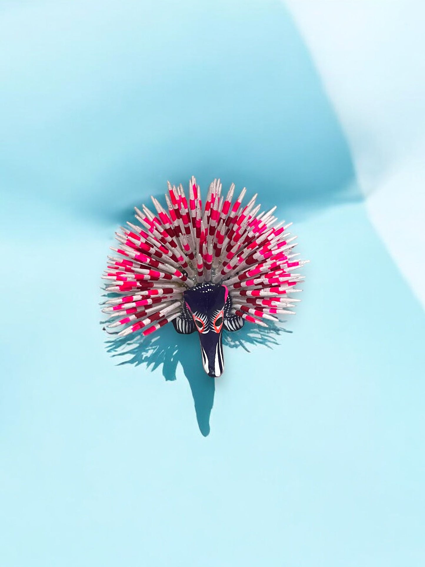 Figura Artesanal de Puercoespín con Plumaje color rojo