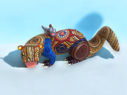 figura de madera de Nutria Alebrije con Pez