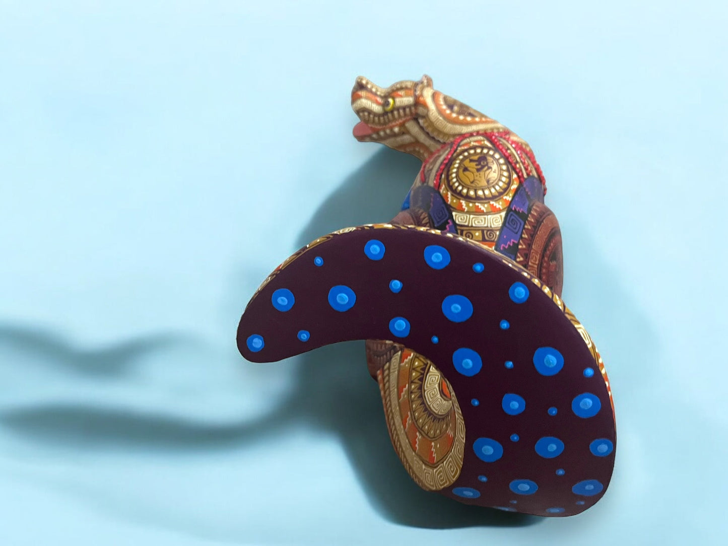 figura de madera de Nutria Alebrije con Pez