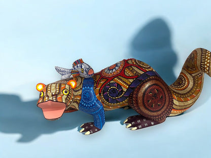 figura de madera de Nutria Alebrije con Pez
