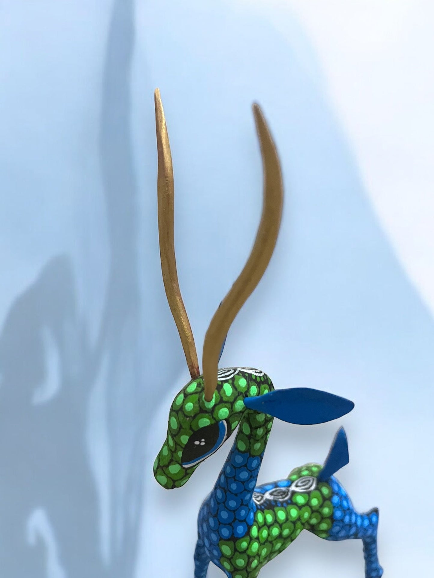 Alebrije Gacela con Diseño de Puntos Verdes y Azules