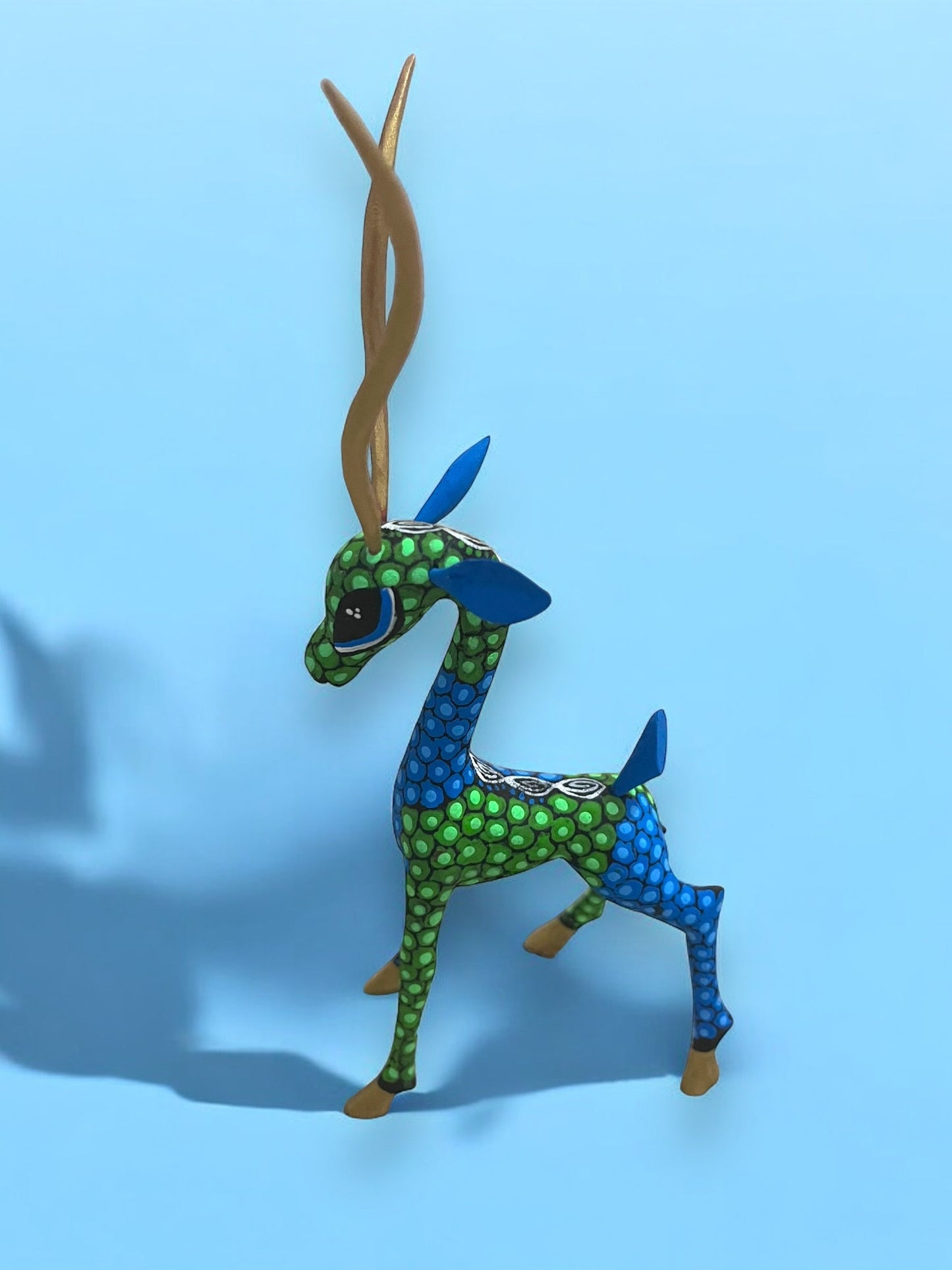 Alebrije Gacela con Diseño de Puntos Verdes y Azules