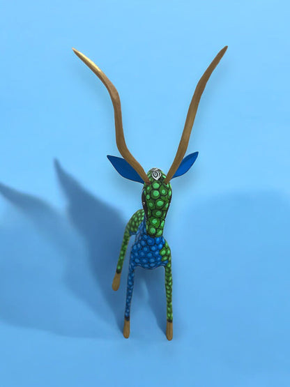 Alebrije Gacela con Diseño de Puntos Verdes y Azules