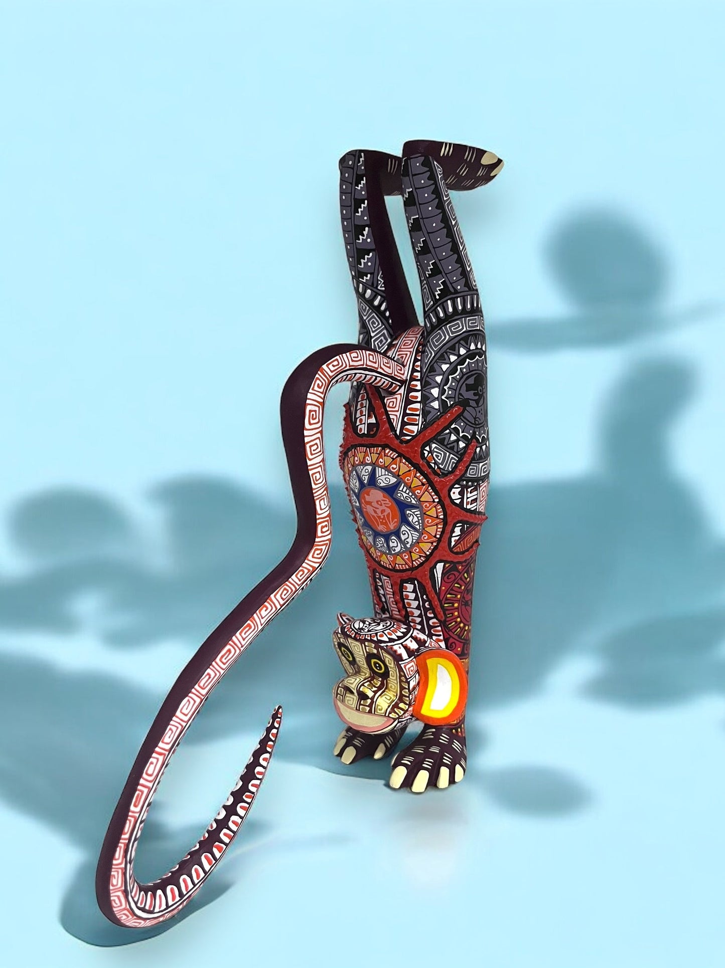 Tallado de Mono Alebrije en Postura de Equilibrio