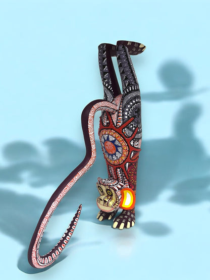 Tallado de Mono Alebrije en Postura de Equilibrio