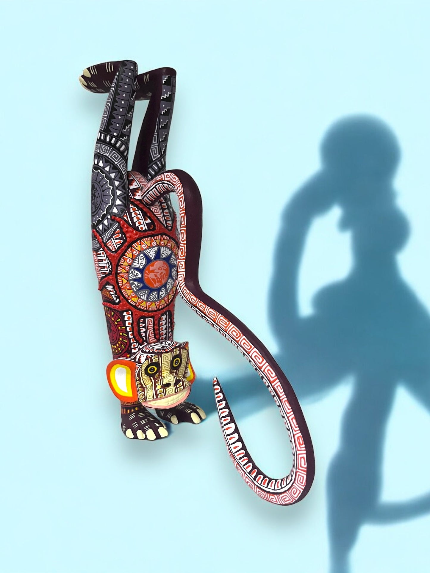 Tallado de Mono Alebrije en Postura de Equilibrio