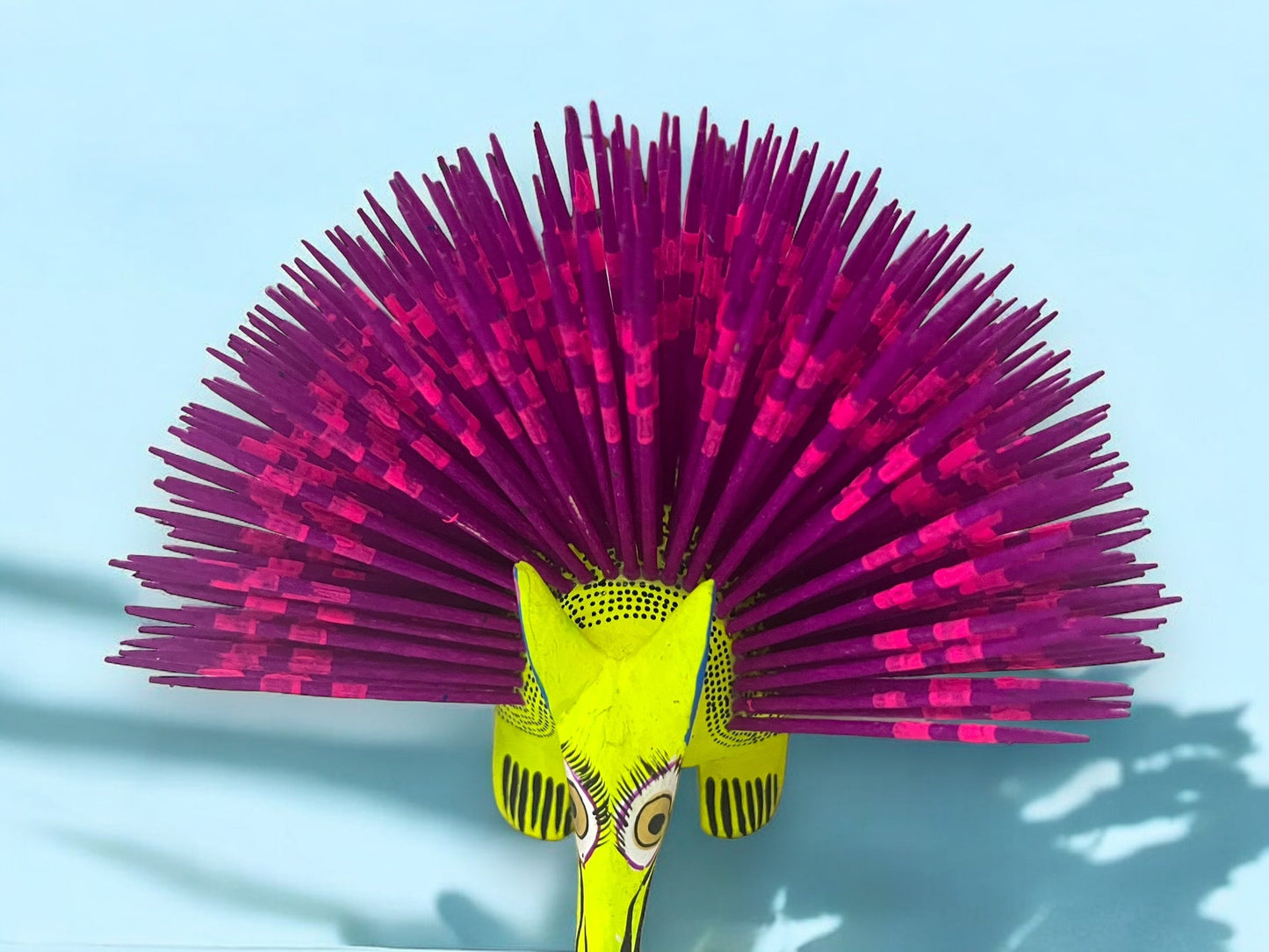 Figura Artesanal de Puercoespín con Plumaje Colorido