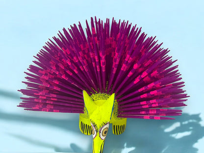Figura Artesanal de Puercoespín con Plumaje Colorido