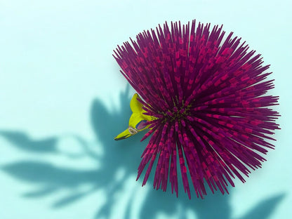 Figura Artesanal de Puercoespín con Plumaje Colorido