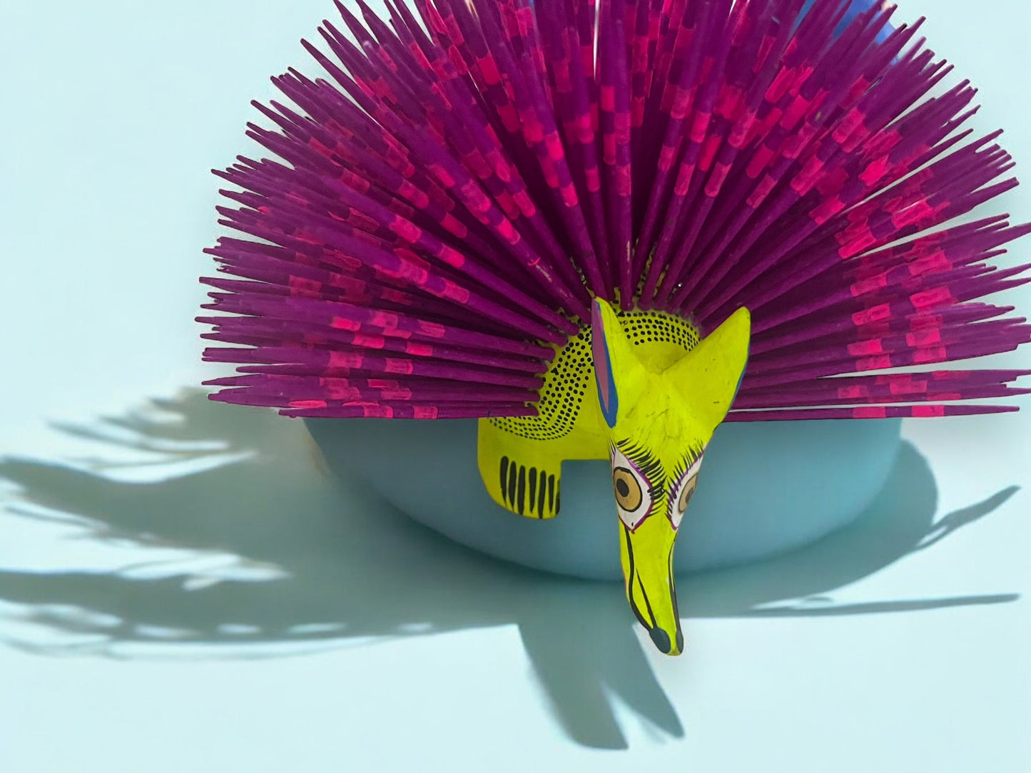 Figura Artesanal de Puercoespín con Plumaje Colorido