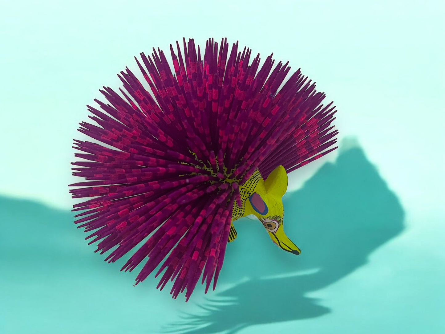 Figura Artesanal de Puercoespín con Plumaje Colorido