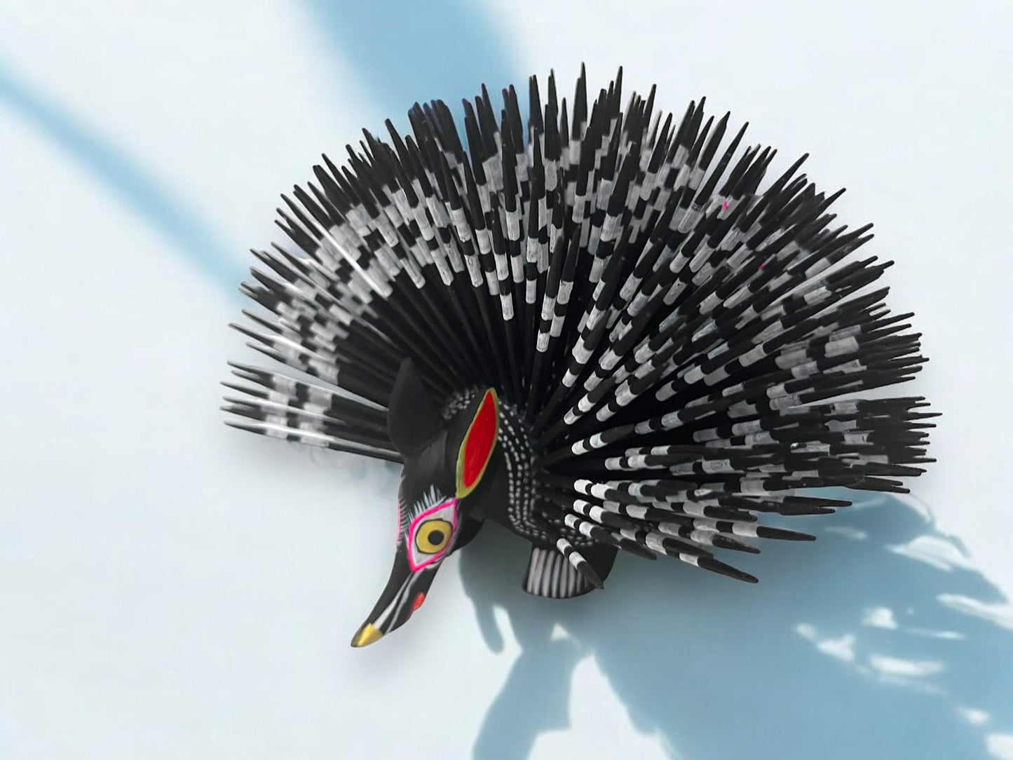 Figura Artesanal de Puercoespín en Tonos Blancos y Negros